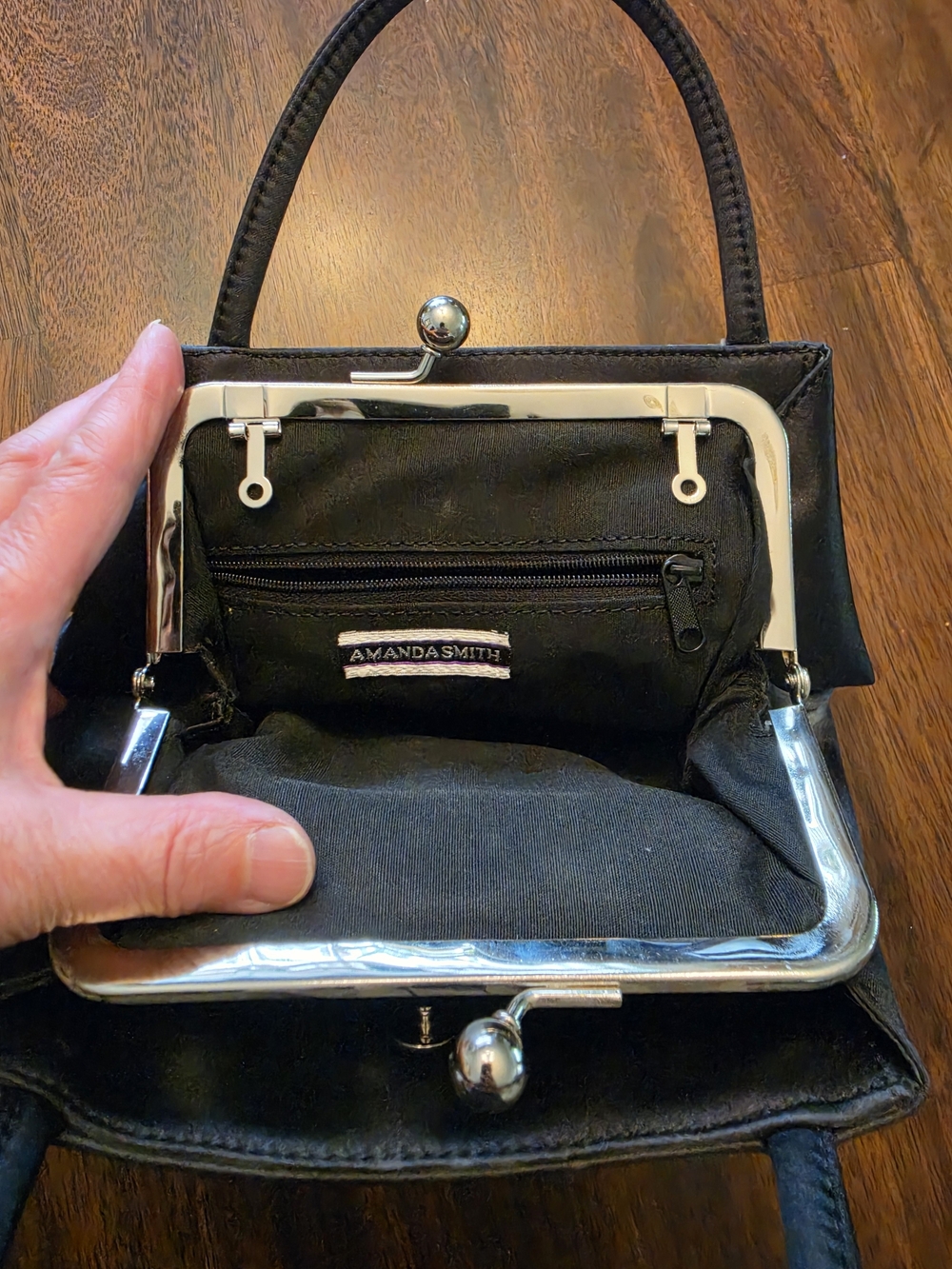 Amanda Smith Black Satin Top-Handle Kiss-Lock Handbag - Picture 5 of 8